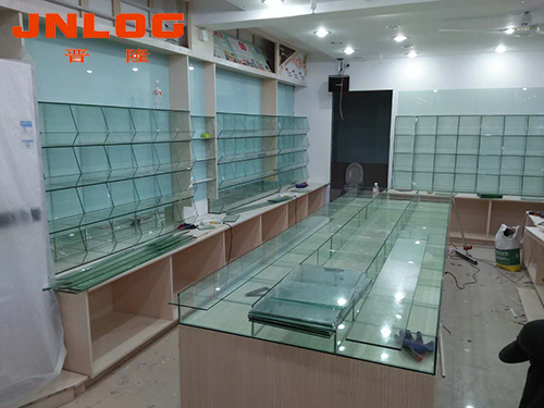 <b>選擇展示柜使眼鏡店看起來高檔時(shí)應(yīng)注意什么？</b>